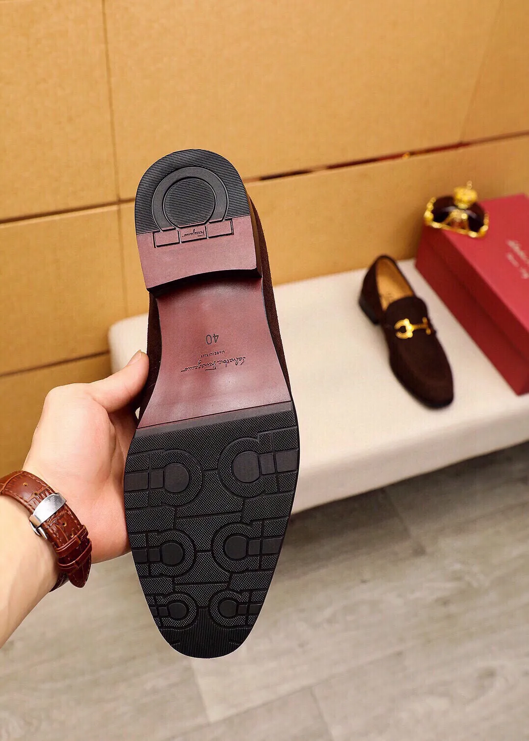 Men's shoes 💰520 💐 Product trademark: Ferragamo "Ferragamo" casual leather shoes Regular size: 38-44 (45🉑️customized) Product materials: Selected imported first-layer frosted cowhide upper + original hardware buckle, imported water-dyed cowhide leather lining. Strong three-dimensional visual effect, combined outsole Color: 2⃣️colors available